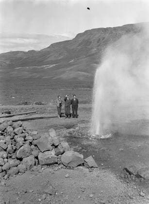 Poll photo collection. Iceland. Three people at a small geyser at the town of HveragerÃ°i. 1934. HveragerÃ°i, Iceland Copyright: xpiemagsx pienatarchpart630102021-18703 !ACHTUNG AUFNAHMEDATUM GESCHÄTZT!