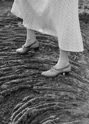 Poll photo collection. Iceland. The shoved feet of the Journalist Anita Joachim on a bottom of solidified lava with a certain pattern. 1934. Iceland Copyright: xpiemagsx pienatarchpart630102021-18705 !ACHTUNG AUFNAHMEDATUM GESCHÄTZT!
