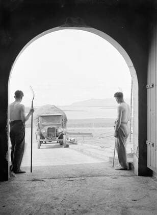 Poll photo collection. Iceland. Farm in KorpulfsstaÃ°ir. A truck with hay drives into the hobby through a slope. Two men each with a pitchfork are waiting at the entrance. 1934. Iceland, KorpulfsstaÃ°ir Copyright: xpiemagsx pienatarchpart630102021-18706 !ACHTUNG AUFNAHMEDATUM GESCHÄTZT!