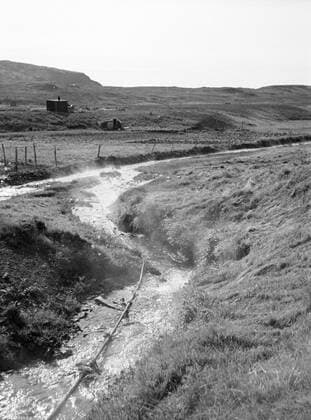 Poll photo collection. Iceland. Reykir. Hot water source in the landscape with water pipe tubes. 1934. Iceland, Reykir Copyright: xpiemagsx pienatarchpart630102021-18710 !ACHTUNG AUFNAHMEDATUM GESCHÄTZT!