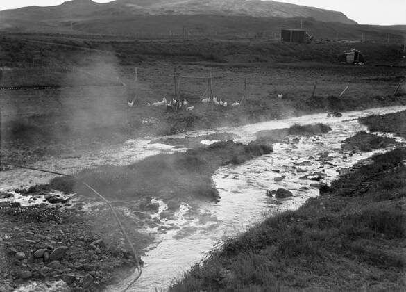 Poll photo collection. Iceland. Reykir. Steaming hot water source in the landscape with water pipe tubes. 1934. Iceland, Reykir Copyright: xpiemagsx pienatarchpart630102021-18711 !ACHTUNG AUFNAHMEDATUM GESCHÄTZT!