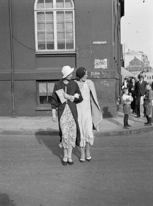 Poll photo collection. Iceland. Reykjavik, Posthusstraete: Two young ladies in Sunday clothes cross the road. 1934. Iceland, Reykjavik Copyright: xpiemagsx pienatarchpart630102021-18712 !ACHTUNG AUFNAHMEDATUM GESCHÄTZT!