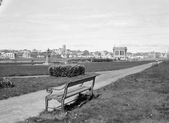 Poll photo collection. Iceland. Geicht on Reykjavik from the city park. In the middle a statue for the Danish sculptor Thorwaldsen with the Roman Catholic cathedral to the left. 1934. Iceland, Reykjavik Copyright: xpiemagsx pienatarchpart630102021-18713 !ACHTUNG AUFNAHMEDATUM GESCHÄTZT!