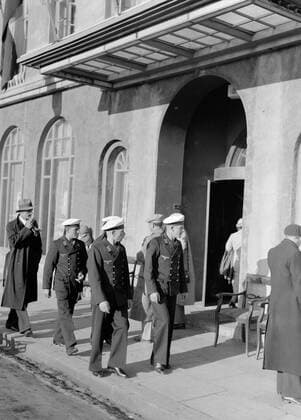 Poll photo collection. Iceland. Reykjavik. Sailors of the German light cruiser Leipzig to passenger. 1934. Iceland, Reykjavik Copyright: xpiemagsx pienatarchpart630102021-18716 !ACHTUNG AUFNAHMEDATUM GESCHÄTZT!