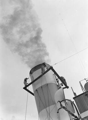 Poll photo collection. Iceland. Reykjavik, harbor. Men work on a smoking ship schedule. 1934. Iceland, Reykjavik Copyright: xpiemagsx pienatarchpart630102021-18718 !ACHTUNG AUFNAHMEDATUM GESCHÄTZT!