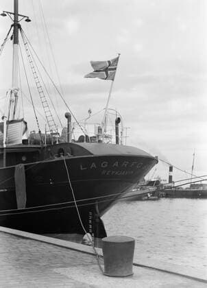 Poll photo collection. Iceland. Reykjavik, harbor. Stern of the landed ship Lagarfoss with the Icelandic flag. In the foreground a bolder to which the stern is attached. 1934. Iceland, Reykjavik Copyright: xpiemagsx pienatarchpart630102021-18720 !ACHTUNG AUFNAHMEDATUM GESCHÄTZT!