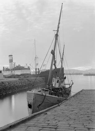Poll photo collection. Iceland. Reykjavik, harbor face: fishing boat MB 23 and in the background The Bruarfoss cargo ship. 1934. Iceland, Reykjavik Copyright: xpiemagsx pienatarchpart630102021-18721 !ACHTUNG AUFNAHMEDATUM GESCHÄTZT!