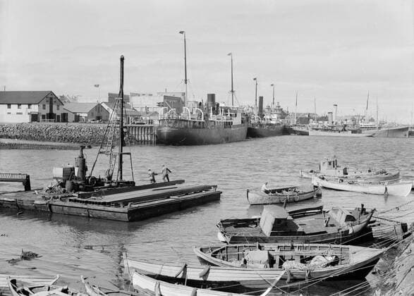 Poll photo collection. Iceland. Reykjavik, harbor face: floating bok right on the quay the ship the Droning Alexandrine. 1934. Iceland, Reykjavik Copyright: xpiemagsx pienatarchpart630102021-18722 !ACHTUNG AUFNAHMEDATUM GESCHÄTZT!