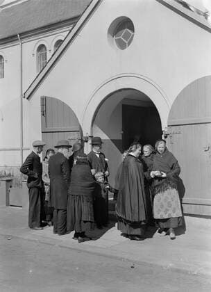Poll photo collection. Iceland. Reykjavik. Kerkgoers, including women in traditional clothing, at the Zuiderportal of the Domkerk. 1934. Iceland, Reykjavik Copyright: xpiemagsx pienatarchpart630102021-18723 !ACHTUNG AUFNAHMEDATUM GESCHÄTZT!