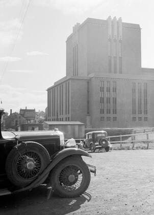 Poll photo collection. Iceland. Reykjavik. Scenic tower of the city theater. Links A passenger car with a spare wheel next to the hood. 1934. Iceland, Reykjavik Copyright: xpiemagsx pienatarchpart630102021-18759 !ACHTUNG AUFNAHMEDATUM GESCHÄTZT!