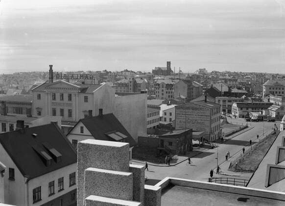 Poll photo collection. Iceland. Reykjavik. View from the roof of the city theater about the city: Right cinema Gamla Bio, in the distance The Roman Catholic cathedral and extremely right the Icelandic steamboat company building. 1934. Iceland, Reykjavik Copyright: xpiemagsx pienatarchpart630102021-18762 !ACHTUNG AUFNAHMEDATUM GESCHÄTZT!