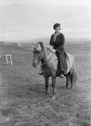 Poll photo collection. Iceland. The Journalist Anita Joachim on an Icelandic pony. 1934. Iceland Copyright: xpiemagsx pienatarchpart630102021-18766 !ACHTUNG AUFNAHMEDATUM GESCHÄTZT!