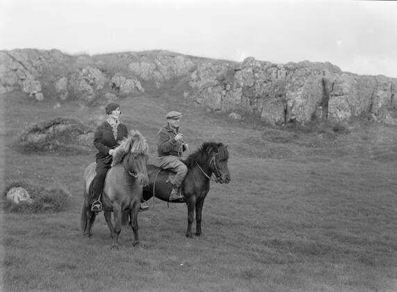 Poll photo collection. Iceland. The photographer Willem van de Poll and the journalist Anita Joachim each on an Icelandic pony in a rocky landscape. 1934. Iceland Copyright: xpiemagsx pienatarchpart630102021-18767 !ACHTUNG AUFNAHMEDATUM GESCHÄTZT!