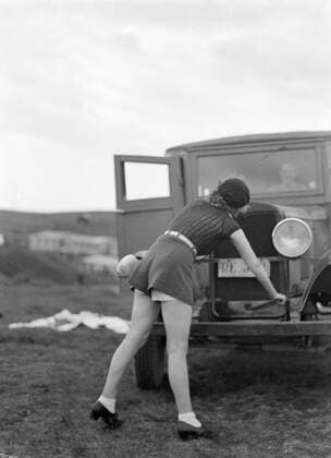 Poll photo collection. Iceland. Seven girlfriends make a trip. One of the girls swinging the engine of a small bus. 1934. Iceland Copyright: xpiemagsx pienatarchpart630102021-18770 !ACHTUNG AUFNAHMEDATUM GESCHÄTZT!