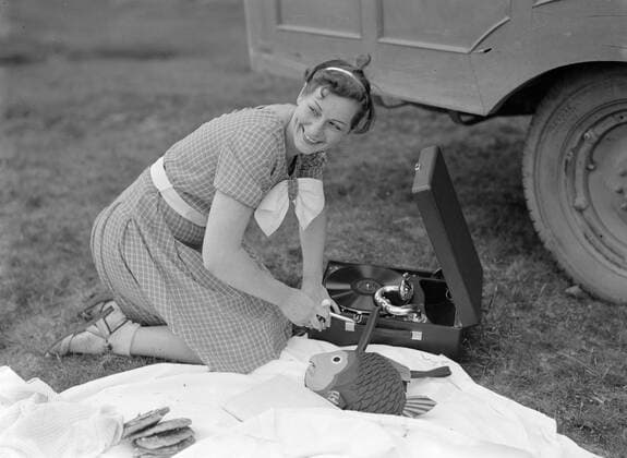 Poll photo collection. Iceland. Seven girlfriends make a trip. Daisy, one of the ladies, makes the suitcase rawphone ready. 1934. Iceland Copyright: xpiemagsx pienatarchpart630102021-18771 !ACHTUNG AUFNAHMEDATUM GESCHÄTZT!
