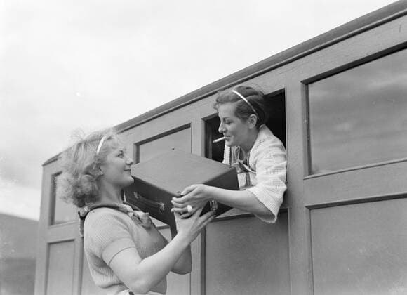 Poll photo collection. Iceland. Seven girlfriends make a trip. A coffee ramophone emphasizes. 1934. Iceland Copyright: xpiemagsx pienatarchpart630102021-18773 !ACHTUNG AUFNAHMEDATUM GESCHÄTZT!