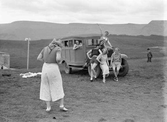 Poll photo collection. Iceland. Seven girlfriends make a trip. And now all over the photo. 1934. Iceland Copyright: xpiemagsx pienatarchpart630102021-18775 !ACHTUNG AUFNAHMEDATUM GESCHÄTZT!