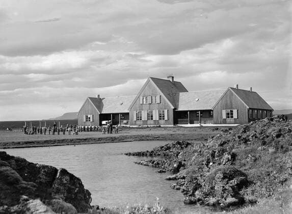 Poll photo collection. Iceland. Silungapollur, children s home. Children form a large circle at the playground. In the foreground a water feature. 1934. Iceland, Silungapollur Copyright: xpiemagsx pienatarchpart630102021-18777 !ACHTUNG AUFNAHMEDATUM GESCHÄTZT!