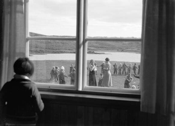 Poll photo collection. Iceland. Silungapollur, children s home. Face from the hostel and window on the playground where teachers with small children are done circuit games. 1934. Iceland, Silungapollur Copyright: xpiemagsx pienatarchpart630102021-18778 !ACHTUNG AUFNAHMEDATUM GESCHÄTZT!