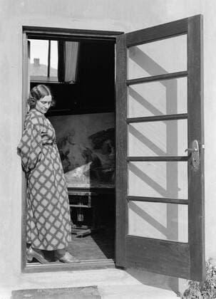 Poll photo collection. Iceland. The paint of Kristin Jonsdottir leaning against a door station in her studio at the open door open. 1934. Iceland Copyright: xpiemagsx pienatarchpart630102021-18785 !ACHTUNG AUFNAHMEDATUM GESCHÄTZT!