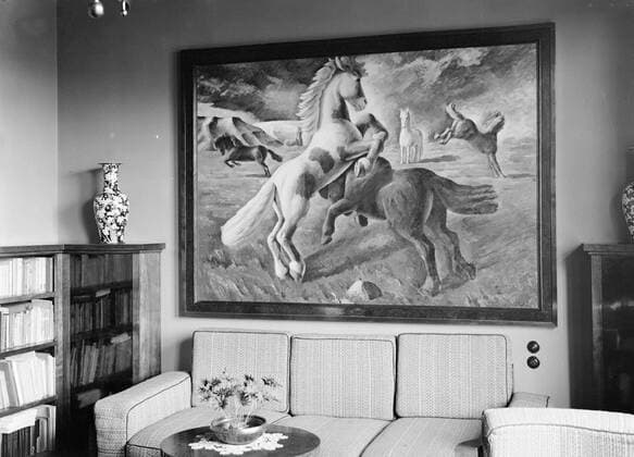 Poll photo collection. Iceland. Interior of a room with a painting with jumping horses on the wall. Left next to the sofa a bookcase with a vase on it. 1934. Iceland Copyright: xpiemagsx pienatarchpart630102021-18786 !ACHTUNG AUFNAHMEDATUM GESCHÄTZT!