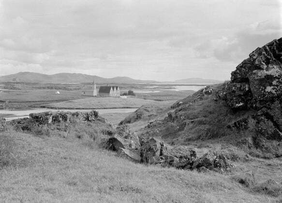 Poll photo collection. Iceland. Oxararfoss. Single houses and a church on an island in the Ã¾ingvellir national park. 1934. Iceland, Oxararfoss, Ã¾ingvellir Copyright: xpiemagsx pienatarchpart630102021-18788 !ACHTUNG AUFNAHMEDATUM GESCHÄTZT!