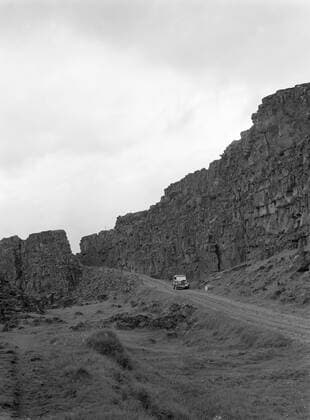 Poll photo collection. Iceland. Path in the Ã¾ingvellir national park along steep rocks with halfway through a passenger car. 1934. Iceland, Ã¾ingvellir Copyright: xpiemagsx pienatarchpart630102021-18789 !ACHTUNG AUFNAHMEDATUM GESCHÄTZT!