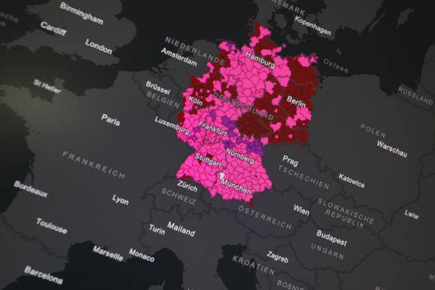 Dashboard des RKI, die 7-Tage-Inzidenz liegt nun bei 607,0 7-Tage-Inzidenz, Dashboard des RKI auf einem Monitor am 29.07.2022 in Siegen Deutschland.