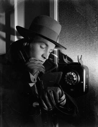 Poll photo collection. Reporting Dutch Railways. Gloved traveler Foto model grumpels with hat with telephone with turntable. 1932. Amsterdam, Noord-Holland Copyright: xpiemagsx pienatarchpart630102021-21928 !ACHTUNG AUFNAHMEDATUM GESCHÄTZT!