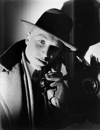 Poll photo collection. Reporting Dutch Railways. Traveler with hat with horn of telephone in gloved hand, right telephone with turntable. 1932. Amsterdam, Noord-Holland Copyright: xpiemagsx pienatarchpart630102021-21929 !ACHTUNG AUFNAHMEDATUM GESCHÄTZT!