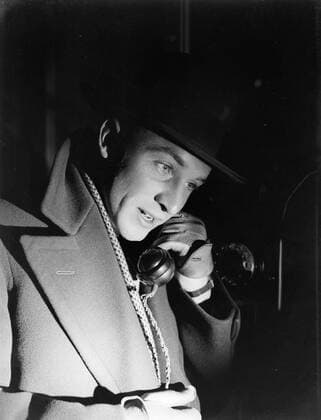 Poll photo collection. Reporting Dutch Railways. Traveler with hat with horn of telephone in gloved hand. 1932. Amsterdam, Noord-Holland Copyright: xpiemagsx pienatarchpart630102021-21931 !ACHTUNG AUFNAHMEDATUM GESCHÄTZT!