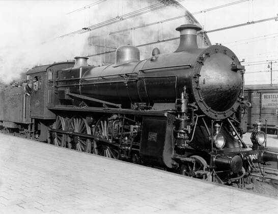 Poll photo collection. Reporting Dutch Railways. A steam locomotive from J.A. Maffei at Central Station in Amsterdam. 1932. Amsterdam, Noord-Holland Copyright: xpiemagsx pienatarchpart630102021-21932 !ACHTUNG AUFNAHMEDATUM GESCHÄTZT!