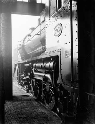 Poll photo collection. Reporting Dutch Railways. Locomotive number 3905 of the 3900 series built by Henschel & Sohn from Kassel in the depot at Central Station. 1932. Amsterdam, Noord-Holland Copyright: xpiemagsx pienatarchpart630102021-21934 !ACHTUNG AUFNAHMEDATUM GESCHÄTZT!