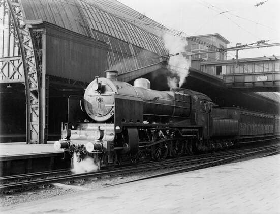 Poll photo collection. Reporting Dutch Railways. Steam locomotive from the 3900 series with wagons in Central Station. 1932. Amsterdam, Noord-Holland Copyright: xpiemagsx pienatarchpart630102021-21939 !ACHTUNG AUFNAHMEDATUM GESCHÄTZT!