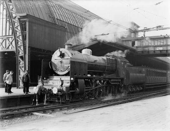 Poll photo collection. Reporting Dutch Railways. Steam locomotive from the 3900 series with wagons in Central Station. 1932. Amsterdam, Noord-Holland Copyright: xpiemagsx pienatarchpart630102021-21940 !ACHTUNG AUFNAHMEDATUM GESCHÄTZT!