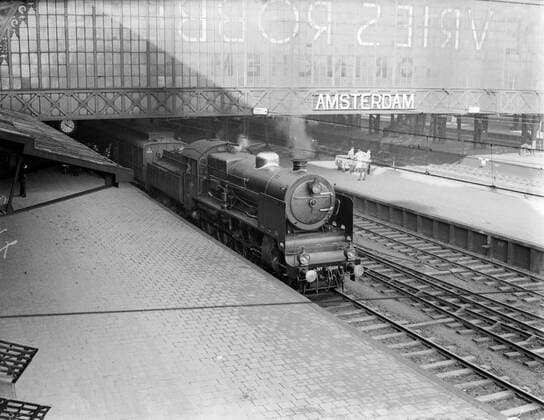 Poll photo collection. Reporting Dutch Railways. Steam locomotive seen along the platform of the central station in a bird flight. 1932. Amsterdam, Noord-Holland Copyright: xpiemagsx pienatarchpart630102021-21942 !ACHTUNG AUFNAHMEDATUM GESCHÄTZT!