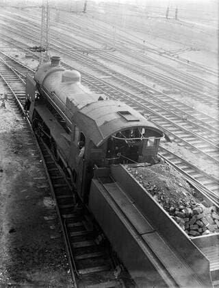 Poll photo collection. Reporting Dutch Railways. Steam locomotive 3906 with tender on a rail level. 1932. Amsterdam, Noord-Holland Copyright: xpiemagsx pienatarchpart630102021-21945 !ACHTUNG AUFNAHMEDATUM GESCHÄTZT!