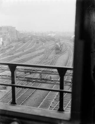 Poll photo collection. Reporting Dutch Railways. View of the rail level on the east side seen from the roof of the central station. 1932. Amsterdam, Noord-Holland Copyright: xpiemagsx pienatarchpart630102021-21948 !ACHTUNG AUFNAHMEDATUM GESCHÄTZT!