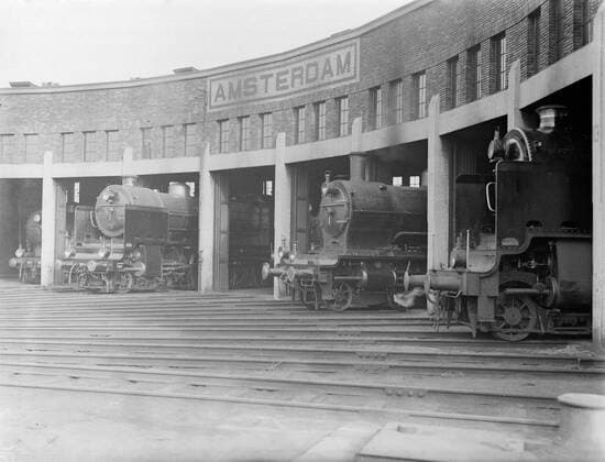 Poll photo collection. Reporting Dutch Railways. Steam locomotives in the Central Station Depot. 1932. Amsterdam, Noord-Holland Copyright: xpiemagsx pienatarchpart630102021-21949 !ACHTUNG AUFNAHMEDATUM GESCHÄTZT!