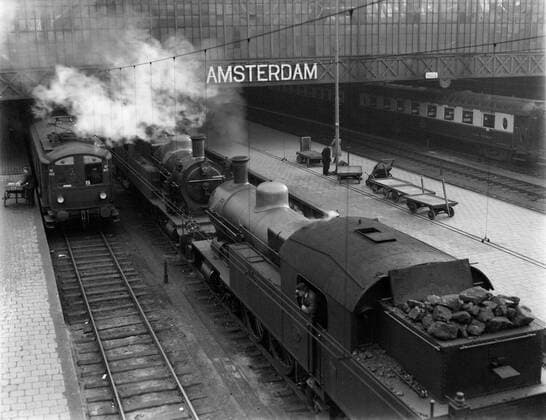 Poll photo collection. Reporting Dutch Railways. On the right a steam locomotive that ranges through another with the left an electric motor vehicle NS BD 9102 along the platform of the central station. 1932. Amsterdam, Noord-Holland Copyright: xpiemagsx pienatarchpart630102021-21953 !ACHTUNG AUFNAHMEDATUM GESCHÄTZT!