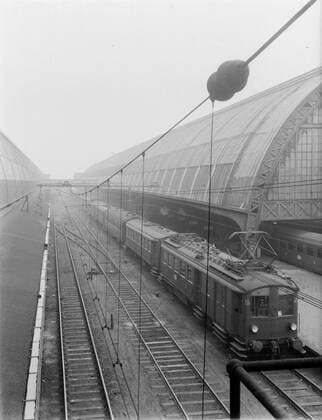 Poll photo collection. Reporting Dutch Railways. Electric motor vehicle BD 9130 with wagons along the platform of the central station seen over the electricity cables. 1932. Amsterdam, Noord-Holland Copyright: xpiemagsx pienatarchpart630102021-21954 !ACHTUNG AUFNAHMEDATUM GESCHÄTZT!