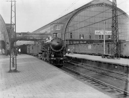 Poll photo collection. Reporting Dutch Railways. Steam locomotive 3601 with wagons to a platform of the central station between the two roofs. 1932. Amsterdam, Noord-Holland Copyright: xpiemagsx pienatarchpart630102021-21955 !ACHTUNG AUFNAHMEDATUM GESCHÄTZT!