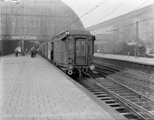 Poll photo collection. Reporting Dutch Railways. Train wagons on a platform of the central station. 1932. Amsterdam, Noord-Holland Copyright: xpiemagsx pienatarchpart630102021-21956 !ACHTUNG AUFNAHMEDATUM GESCHÄTZT!