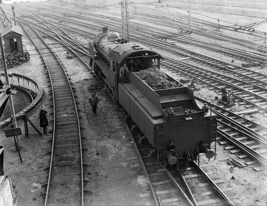 Poll photo collection. Reporting Dutch Railways. Steam locomotive with tender filled with coal on the rail level. 1932. Amsterdam, Noord-Holland Copyright: xpiemagsx pienatarchpart630102021-21957 !ACHTUNG AUFNAHMEDATUM GESCHÄTZT!