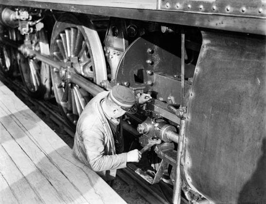 Poll photo collection. Reporting Dutch Railways. Machinist performs maintenance of a locomotive. 1932. Amsterdam, Noord-Holland Copyright: xpiemagsx pienatarchpart630102021-21958 !ACHTUNG AUFNAHMEDATUM GESCHÄTZT!
