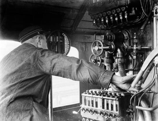 Poll photo collection. Reporting Dutch Railways. Machinist in the cabin of a steam locomotive. 1932. Amsterdam, Noord-Holland Copyright: xpiemagsx pienatarchpart630102021-21959 !ACHTUNG AUFNAHMEDATUM GESCHÄTZT!
