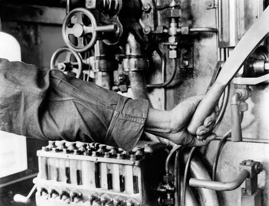Poll photo collection. Reporting Dutch Railways. ARM OF A MACHINIST operating the machinery. 1932. Amsterdam, Noord-Holland Copyright: xpiemagsx pienatarchpart630102021-21960 !ACHTUNG AUFNAHMEDATUM GESCHÄTZT!