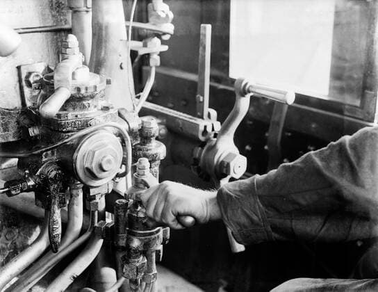 Poll photo collection. Reporting Dutch Railways. Hand of a machinist operating the machinery of a steam locomotive. 1932. Amsterdam, Noord-Holland Copyright: xpiemagsx pienatarchpart630102021-21962 !ACHTUNG AUFNAHMEDATUM GESCHÄTZT!