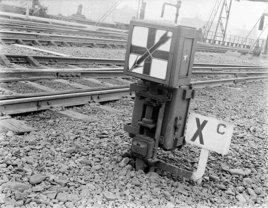 Poll photo collection. Reporting Dutch Railways. Swap with designation board. 1932. Amsterdam, Noord-Holland Copyright: xpiemagsx pienatarchpart630102021-21972 !ACHTUNG AUFNAHMEDATUM GESCHÄTZT!