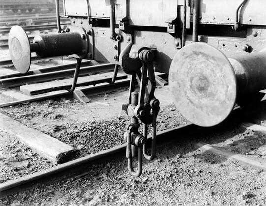 Poll photo collection. Reporting Dutch Railways. Link and buffers of a train. 1932. Amsterdam, Noord-Holland Copyright: xpiemagsx pienatarchpart630102021-21974 !ACHTUNG AUFNAHMEDATUM GESCHÄTZT!